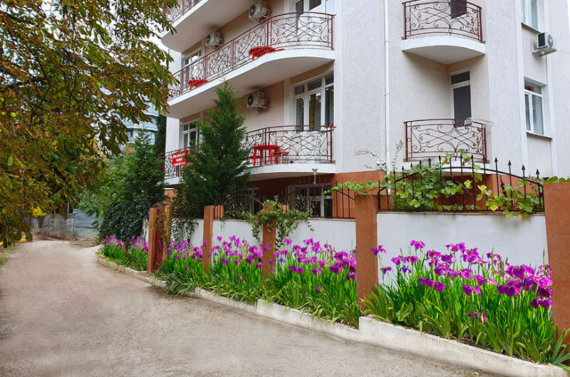 забронировать отель в алуште рядом с морем фото