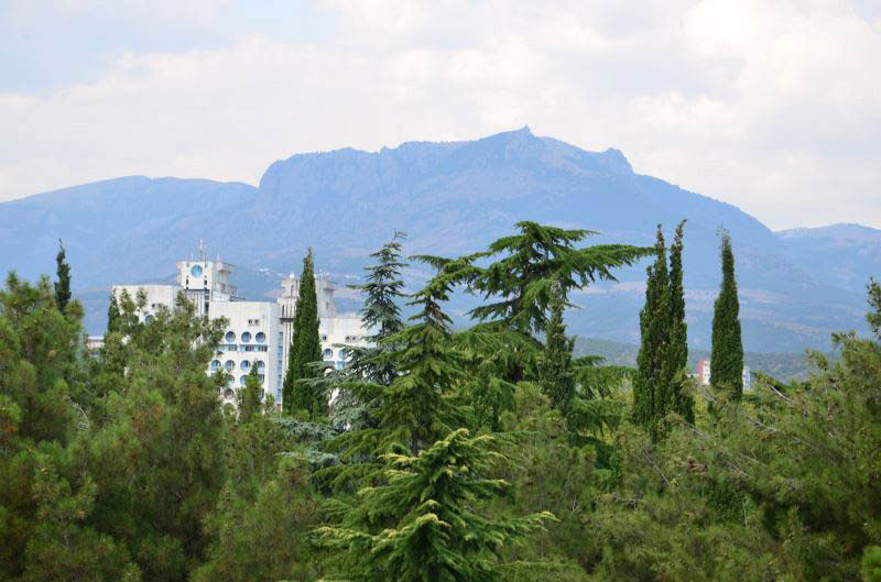 Вид из окон номеров “Людмилы” Алушта весной гостевые дома